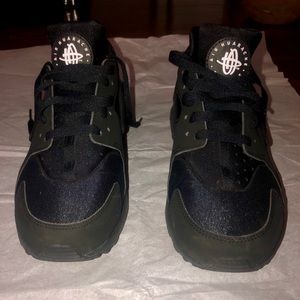 Men huarache all black sneakers